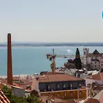 Alfama Amazing Scenic River And View Charming With 2 Bedrooms And Ac 19th Century Building アパート リスボン